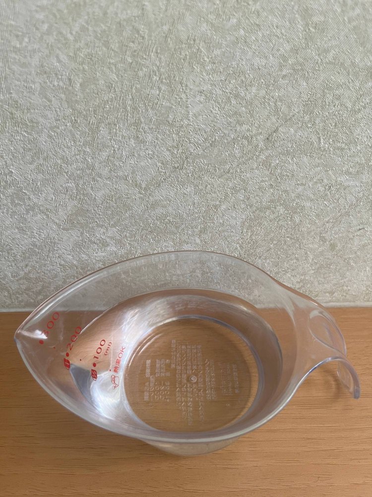 計量カップに入れた水200mL