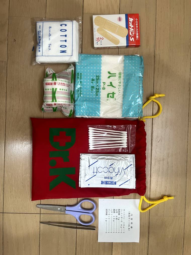 非常持出袋に入っていた救急セットDr.Kの中身。絆創膏・ガーゼ・包帯・綿棒・消毒綿・はさみ・ピンセット