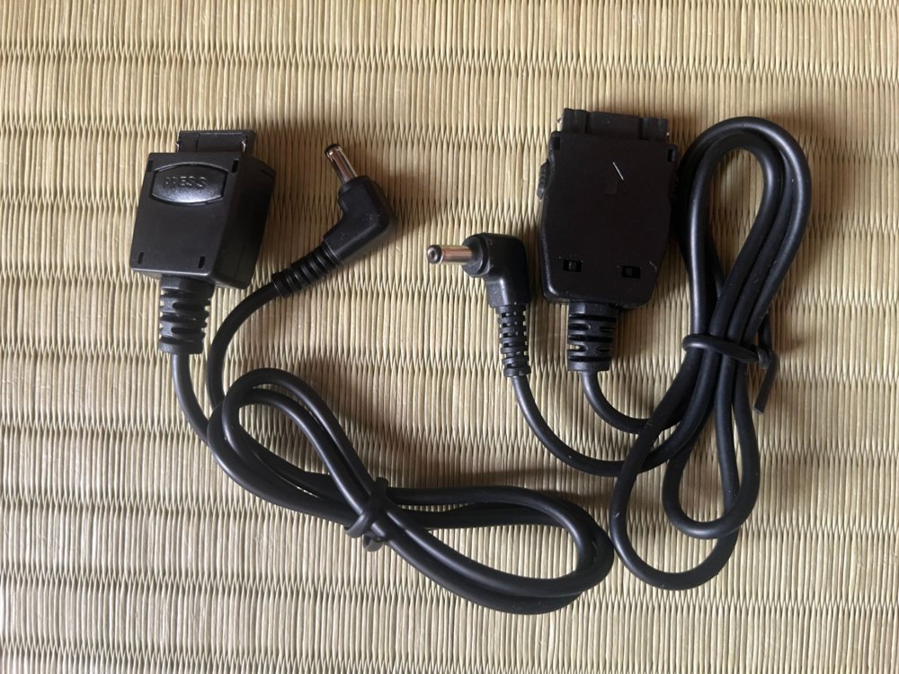 付属の携帯電話充電用コード2種類